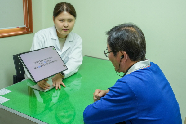 한국전기연구원이 안산 상록구노인복지관 어르신을 대상으로 노인 친화형 발화 데이터 수집 기기를 통해 경도인지장애 조기 선별 검사를 수행하고 있다.