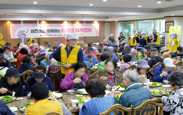 삼천리 임직원이 지역사회 사회복지시설을 찾아 `자원봉사활동`을 진행하고 있다.